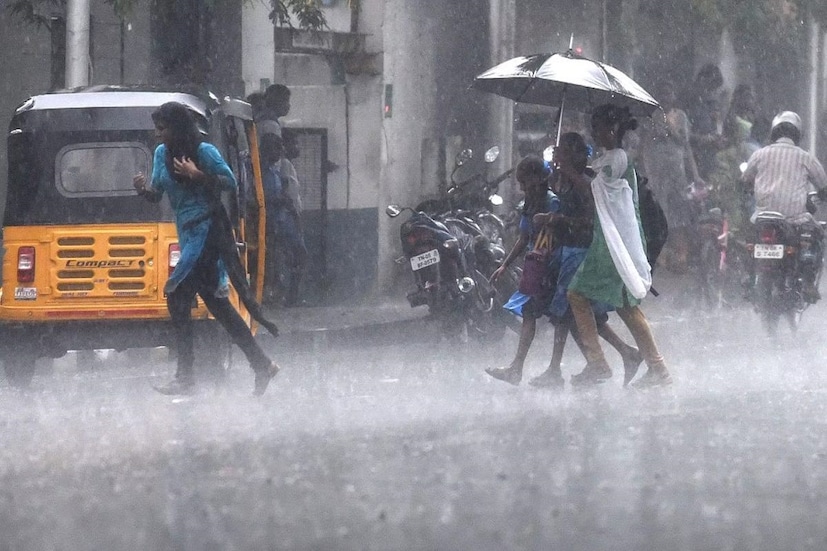 জোড়া ঘূর্ণাবর্তর ফলে গাঙ্গেয় পশ্চিমবঙ্গে ভারী বৃষ্টিপাত হতে পারে ৷ ফলত মঙ্গলবার বজ্রবিদ্যুৎ-সহ ঝড়বৃষ্টি হতে চলেছে দক্ষিণবঙ্গের জেলায় জেলায় ৷ প্রতীকী ছবি ৷