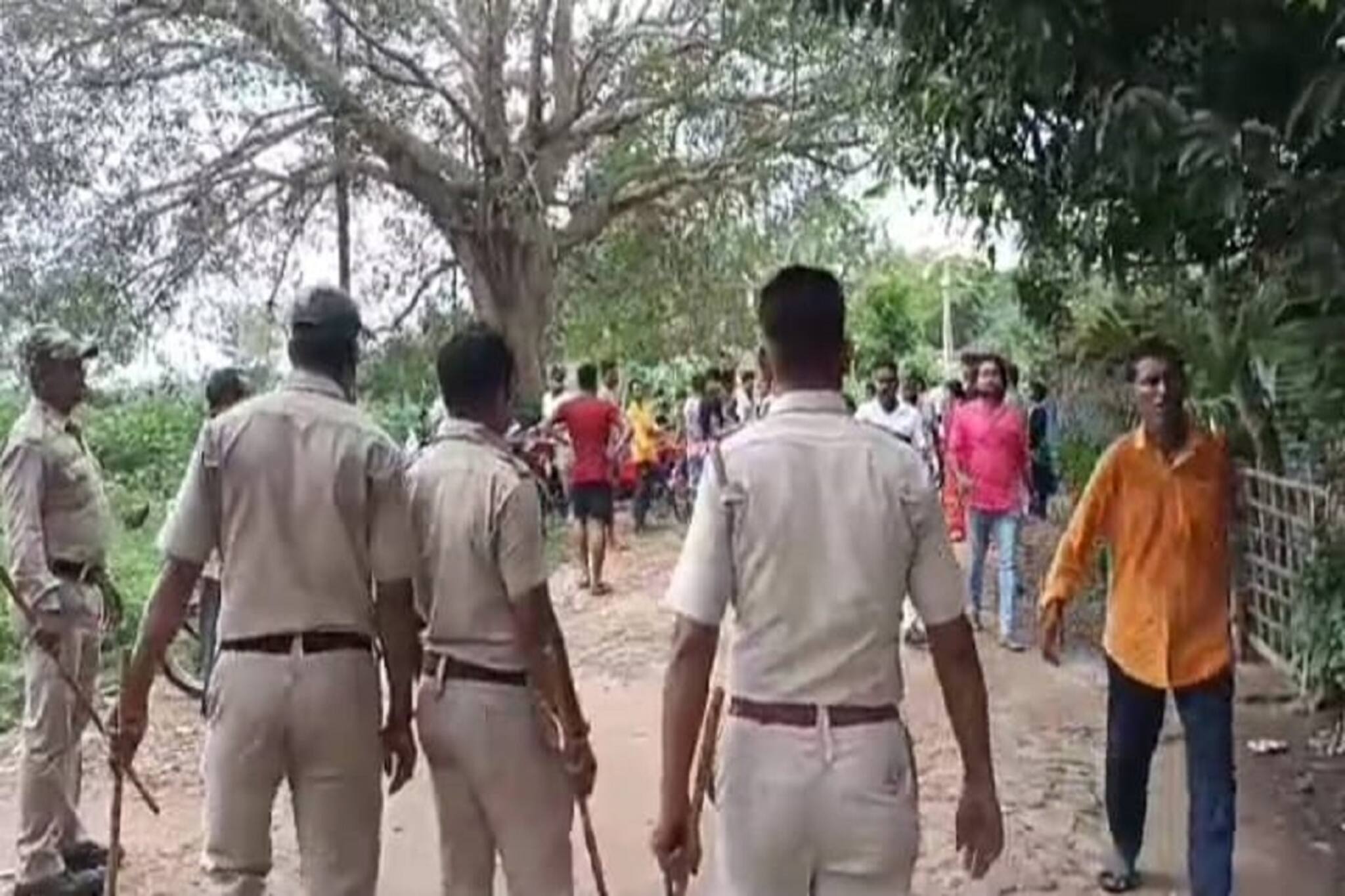 বুধ দখল করতে আসা বহিরাগতদের বাইক পুড়িয়ে দিল গ্রামের মানুষ