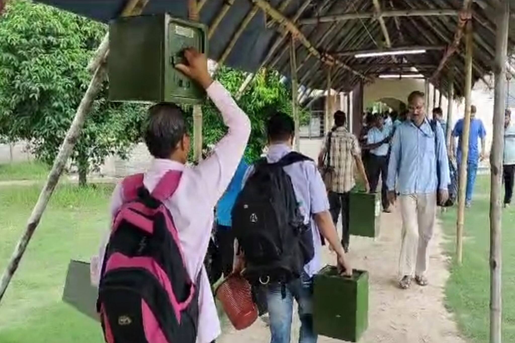 বুথে কেন্দ্রীয় বাহিনী থাকছে জেনেই স্বস্তির হাসি