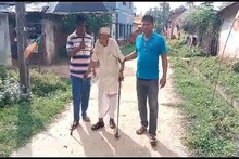 ১১৪ বছরের হারাধন সাহা হেঁটে বুথে ঢুকলেন! প্রবীণতম ভোটারের কাণ্ডে চমক