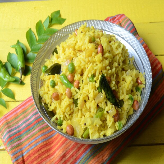 রতলাম স্টেশনে সেরা পোহা। সঙ্গে এক কাপ চা নেওয়া মাস্ট।