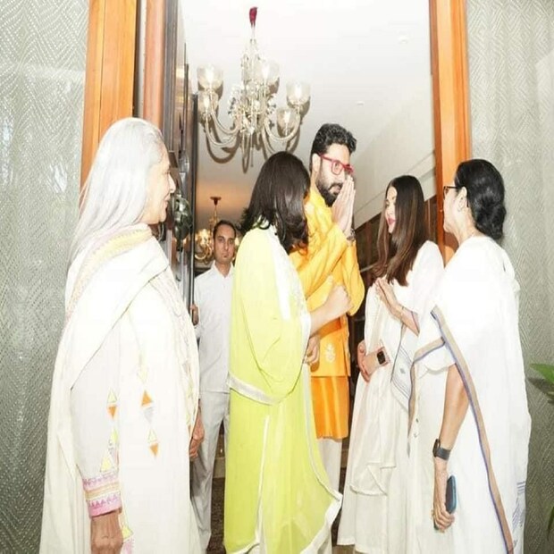 জলসায় পৌঁছে অমিতাভ বচ্চনকে ভারতরত্ন দেওয়ার দাবি করেন মুখ্যমন্ত্রী মমতা বন্দ্যোপাধ্যায়। 
