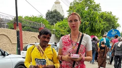 ভগবান শ্রীকৃষ্ণের প্রতি ভক্তির টানে ছুটে এসেছিলেন বৃন্দাবনে; সেখানেই নিজের জীবনসঙ্গীকে খুঁজে পেলেন রাশিয়ার যুবতী! ভগবান শ্রীকৃষ্ণের প্রতি ভক্তির টানে ছুটে এসেছিলেন বৃন্দাবনে; সেখানেই নিজের জীবনসঙ্গীকে খুঁজে পেলেন রাশিয়ার যুবতী!