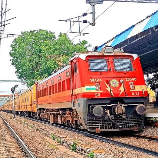 রেলের পরিষেবার পাশাপাশি তা সঠিক পদ্ধতিতে ভোগ করতে হলে আপনাকেও মেনে চলতে হবে একাধিক নিয়ম। যেই নিয়মগুলি অনেকের কাছেই অজানা। তার মধ্যে অন্যতম একটি নিয়ম হল ট্রেনে ঘুমানোর নিয়ম।