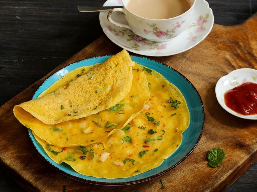 ডায়াবেটিস রোগীরা সকালের জলখাবার হিসেবে বেসন চিল্লা খেতে পারেন। এতে মাঝারি পরিমাণে প্রোটিন এবং ফাইবার রয়েছে। এতে প্রয়োজনীয় পুষ্টি পাবেন এবং রক্তে শর্করা বৃদ্ধির কোনও ঝুঁকি নেই। এটি কার্বোহাইড্রেট গ্রহণ কমাতে একটি দুর্দান্ত বিকল্প, যা ডায়াবেটিস নিয়ন্ত্রণে সহায়তা করে। (Disclaimer: এই প্রতিবেদনটি কেবলমাত্র সাধারণ তথ্যের জন্য, তাই বিস্তারিত জানতে হলে সর্বদা বিশেষজ্ঞের পরামর্শ নিন )