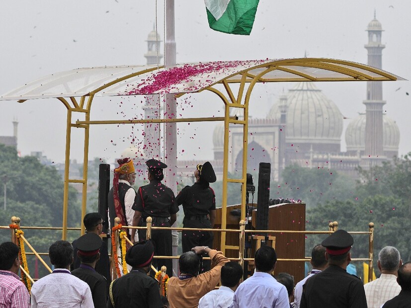 কিন্তু এবারের স্বাধীনতা দিবসের অনুষ্ঠান একটি বিশেষ কারণে ব্যতিক্রমী৷ কারণ এবার লাল কেল্লায় পতাকা উত্তোলনে প্রধানমন্ত্রীকে সাহায্য করেন দুই মহিলা সেনা অফিসার৷
