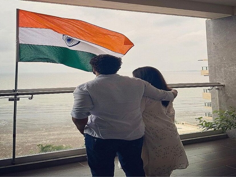 বলিউড অভিনেত্রী ক্যাটরিনা কাইফ এবং ভিকি কৌশল তাঁদের ভক্তদের স্বাধীনতা দিবসের শুভেচ্ছা জানিয়েছেন। সোশ্যাল মিডিয়ায় দেশের পতাকার সঙ্গে নিজেদের ছবি শেয়ার করেছেন। (ইনস্টাগ্রাম)