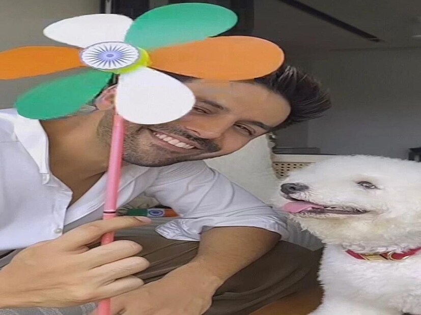 অভিনেতা কার্তিক আরিয়ানও তার ইনস্টাগ্রাম প্রোফাইলে একটি ছবি শেয়ার করেছেন। ছবিতে দেখা গিয়েছে, তার হাতে একটি তেরঙ্গা পাখা। এই ছবিতে তাঁর সঙ্গে তাঁর পোষ্যকেও দেখা গিয়েছে। (ইনস্টাগ্রাম)