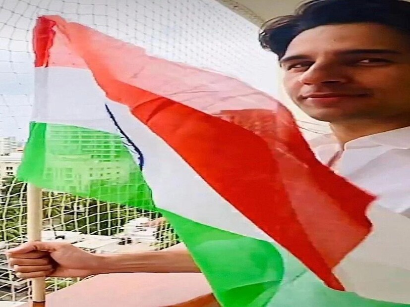 অভিনেতা সিদ্ধার্থ মালহোত্রা তাঁর সোশ্যাল মিডিয়ায় একটি ভিডিও শেয়ার করেছেন। এই ভিডিওতে, তিনি তার বাড়ির বারান্দায় দাঁড়িয়ে আছেন এবং তাঁর হাতে দেশের পতাকা। (ইনস্টাগ্রাম)
