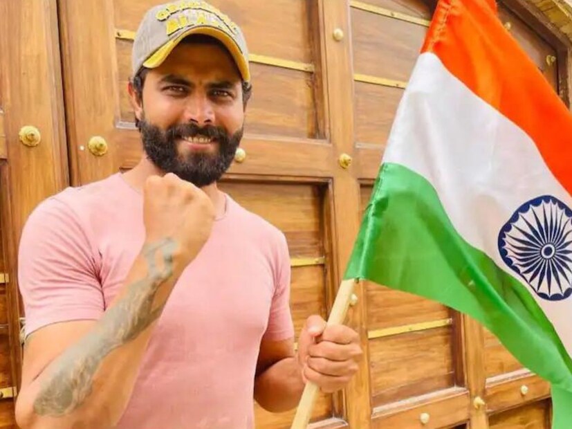 ভারতীয় দলের তারকা অলরাউন্ডার রবীন্দ্র জাদেজা সোশ্যাল মিডিয়ায় নিজের একটি ছবি পোস্ট করেছেন। এই পোস্টে তাঁকে তেরঙ্গার সঙ্গে দেখা গিয়েছে। এই পোস্টটি শেয়ার করে, তিনি ক্যাপশনে লিখেছেন, 'জয় হো। (ইনস্টাগ্রাম)