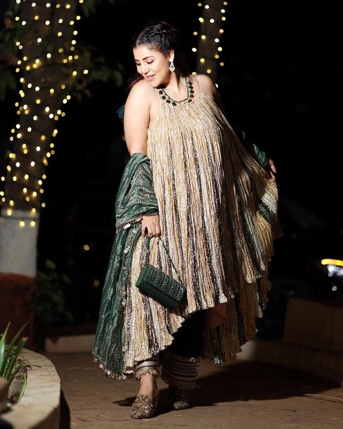 এমনও অনেক দিন গিয়েছে যেদিন তিনি এই বিষয় নিয়ে ভেবে, কাঁদতে কাঁদতে দিন কাটিয়েছেন। পাশাপাশি এসেছে নানান মানসিক চাপও তাই বহু চেষ্টা করেও কমেনি ওজন। (ছবি সৌজন্যে: Instagram: @debinabon)