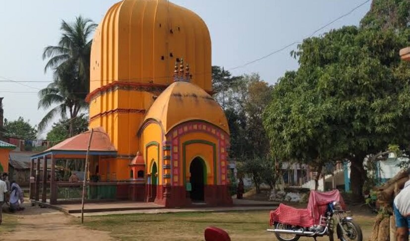 আগে হুগলির এই জায়গায় বাবা ঘণ্টেশ্বর প্রতিষ্ঠিত হয়ে ছিলেন। এরপরে আসেন মা রত্নাবলী। (Reported By: Suvojit Ghosh)