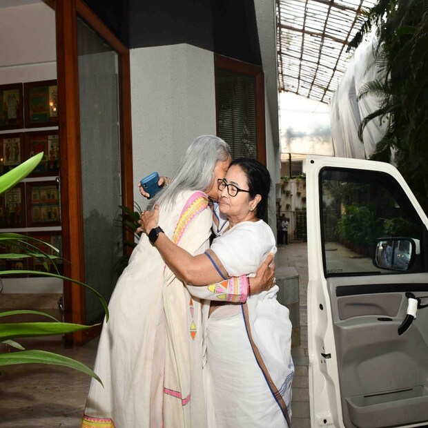 মমতার বক্তব্য, 'অমিতাভ বচ্চনকে ভারত রত্ন দিতে হবে, না হলে জনতার তরফ থেকে আওয়াজ উঠবে'। 