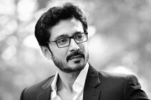 রাতারাতি সবার ক্রাশ টোটা! বিয়ে করেছেন কি নায়ক? চিনে নিন নায়কের স্ত্রীকে!