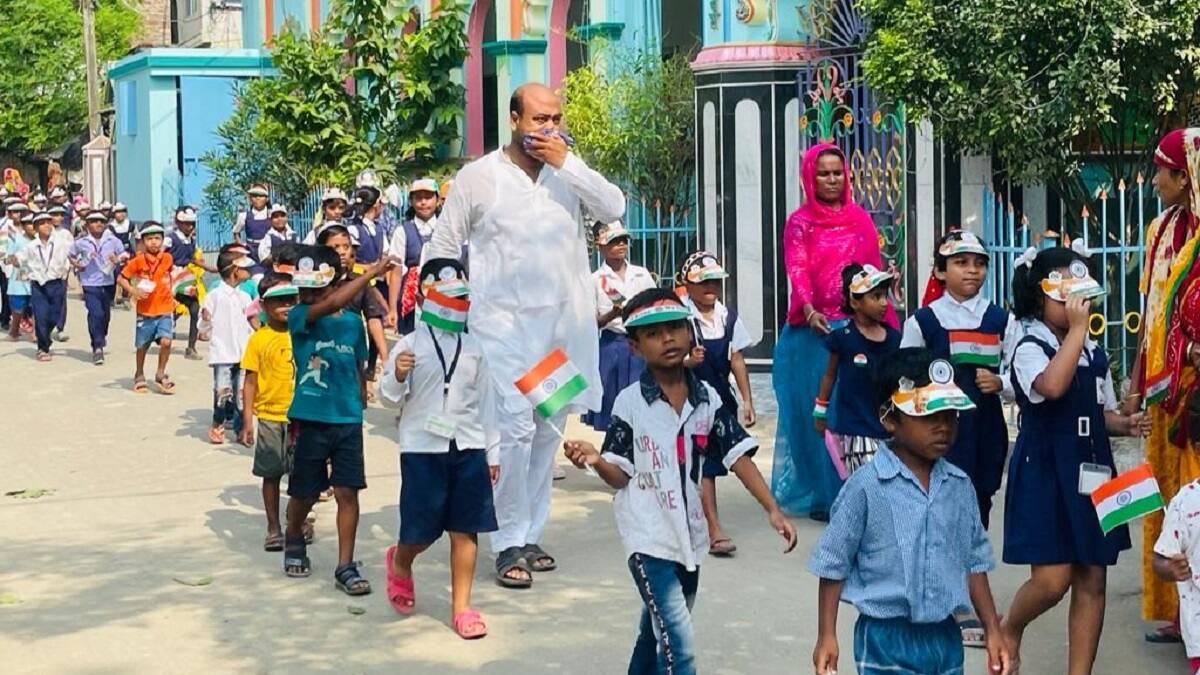 মায়াপুর বামনপুকুর প্রাইমারি স্কুলের স্বাধীনতা দিবস উপলক্ষে আয়োজিত অনুষ্ঠানে ছোট ছোট ছেলেমেয়েরা স্বাধীনতা সংগ্রামীদের মতো সেজে অংশগ্রহণ করে।