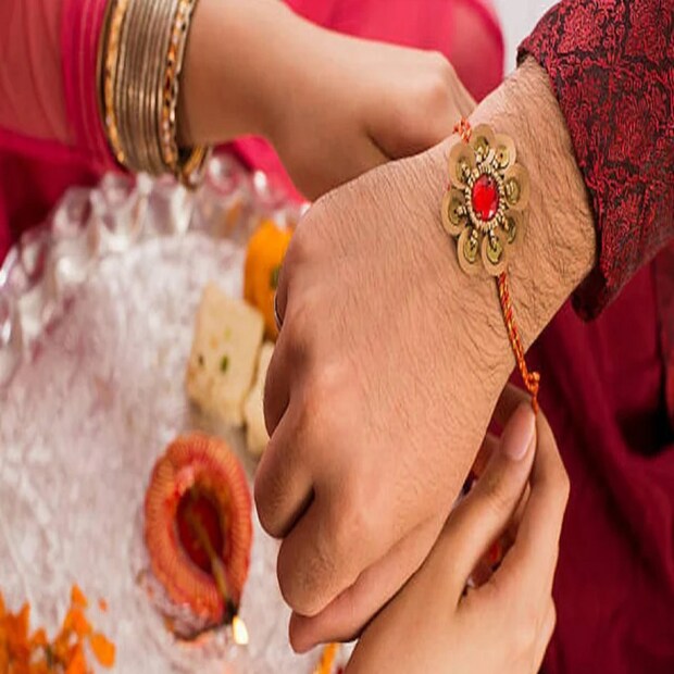 অন্যদিকে, পঞ্চাঙ্গ অনুসারে, শ্রাবণ মাসের পূর্ণিমা তিথি ৩০ অগাস্ট সকাল ১০.৫৮ মিনিটে শুরু হচ্ছে। শেষ হবে ৩১ অগাস্ট সকাল ৭.০৫ মিনিটে। ভাদ্র পূর্ণিমা তিথির শুরু থেকে ৩০ অগাস্ট অর্থাৎ সকাল ১০:৫৮ থেকে এবং রাত ০৯:০১ পর্যন্ত। 