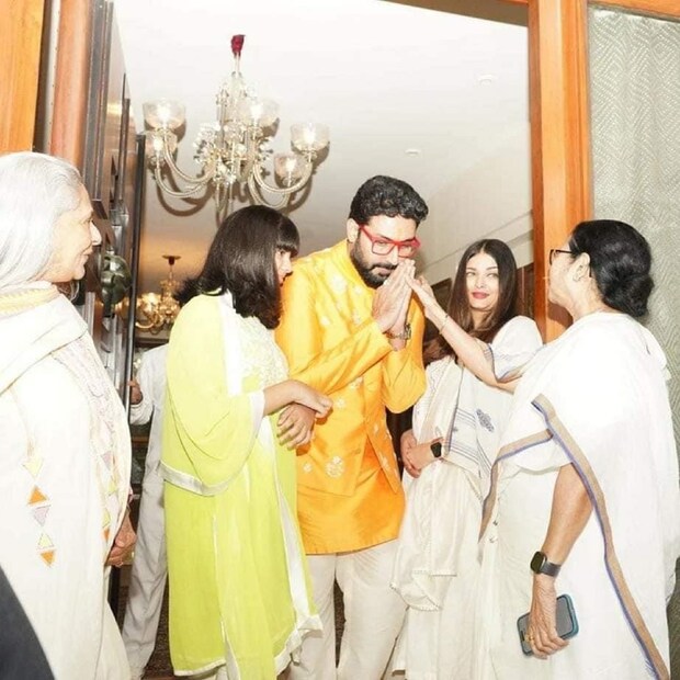 জলসায় মমতা বন্দ্যোপাধ্যায়কে স্বাগত জানান জয়া বচ্চন, অভিষেক বচ্চন, ঐশ্বর্য রাই বচ্চন ও তাঁদের মেয়ে আরাধ্যা। অভিষেক মমতাকে প্রণাম করেন। 
