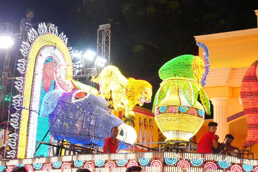 মেগা কার্নিভালে রাজ‍্যের বহু পুজোগুলি অংশ নেয় সেগুলি হল- সুরুচি সংঘ, চেতলা অগ্রণী, কালীঘাট মিলন সংঘ, শিব মন্দির, ভবানীপুর ৭৫ পল্লি, ৬৬ পল্লি কালীঘাট, বাদামতলা আষাঢ় সংঘ, অবসর, স্বাধীন সংঘ, কোলাহল গোষ্ঠী চেতলা, নাকতলা উদয়ন সংঘ, বোস পুকুর তালবাগান, সন্তোষপুর অ্যাভেনিউ সাউথ, বেহালা নতুন দল, বড়িশা ক্লাব ইত‍্যাদি। (ফাইল ছবি)