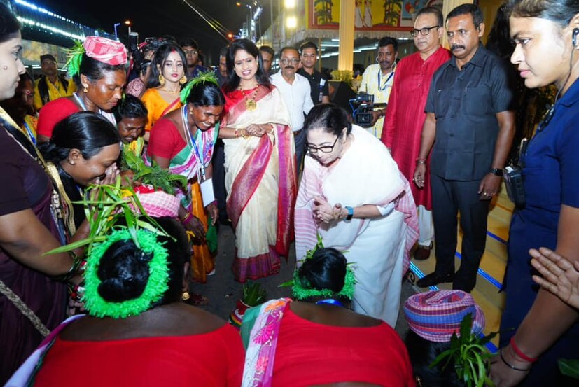  প্রতিবার, মুখ্যমন্ত্রী নিজে রেড রোডের প্রতিমা নিরঞ্জনের শোভাযাত্রায় উপস্থিত থাকেন৷ মন্ত্রী থেকে শুরু করে সঙ্গীতশিল্পী, টলিউডের বিভিন্ন কলাকুশলী প্রত্যেকেই বর্ণাঢ্য শোভাযাত্রা দেখা যায় প্রতিবছর৷ (ফাইল ছবি)