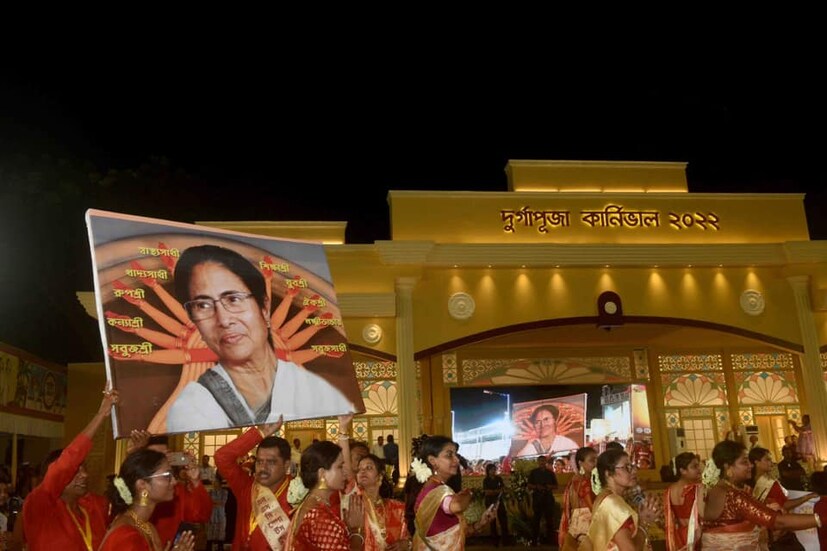 গত বছর, কোভিডের পর প্রথমবার খোলা মনে পুজো ঘুরেছিলেন সকলে৷ এ বারেও সেই আনন্দের ঢেউ বজায় থাকবেই বলে মনে করছেন সকলে৷ আর আজই সেই ২০২৩-এর দুর্গাপুজোর ঢাকে কাঁঠি পড়ে গেল। (ফাইল ছবি)