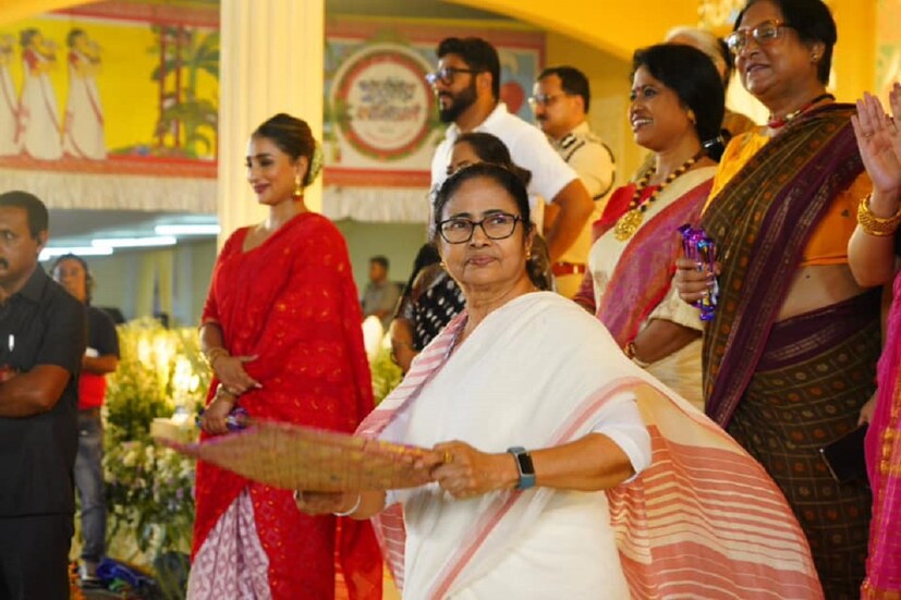 গত বছর রাজ্য জুড়ে ছিল পুজোর মেগা আয়োজন৷ হেরিটেজ তকমা পাওয়ার পর পুজো শুরু হয়েছিল একেবারে মহালয়া থেকে। এই বছর দুর্গাপুজো ২০-২৪ অক্টোবর। (ফাইল ছবি)