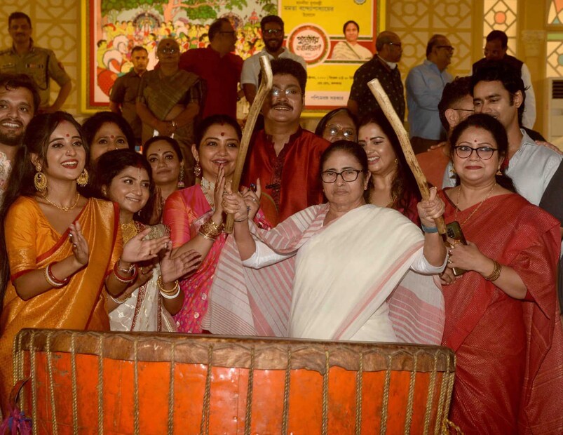 এ দিনের সভা থেকে মুখ্যমন্ত্রী জানিয়েছেন, বিসর্জনের দিন নির্ধারিত হয়েছে ২৪,২৫,২৬ অক্টোবর৷ এ ছাড়া ২৭ অক্টোবর রাজ্য পুজোর কার্নিভাল অনুষ্ঠিত হবে৷ (ফাইল ছবি)
