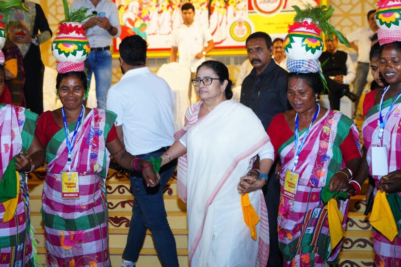  মঙ্গলবারের অনুষ্ঠানে পাশাপাশি তিনি বললেন, ক্লাব পিছু পুজোর অনুদান এর আগে ছিল ৬০ হাজার টাকা৷ এ বার আরও ১০ হাজার টাকা বাড়িয়ে করা হল ৭০ হাজার টাকা৷ (ফাইল ছবি)
