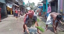 রাস্তার অবস্থা মাঠের সমান! প্রতিবাদে রাস্তাতেই ধান রোপণ করলেন গ্রামবাসীরা