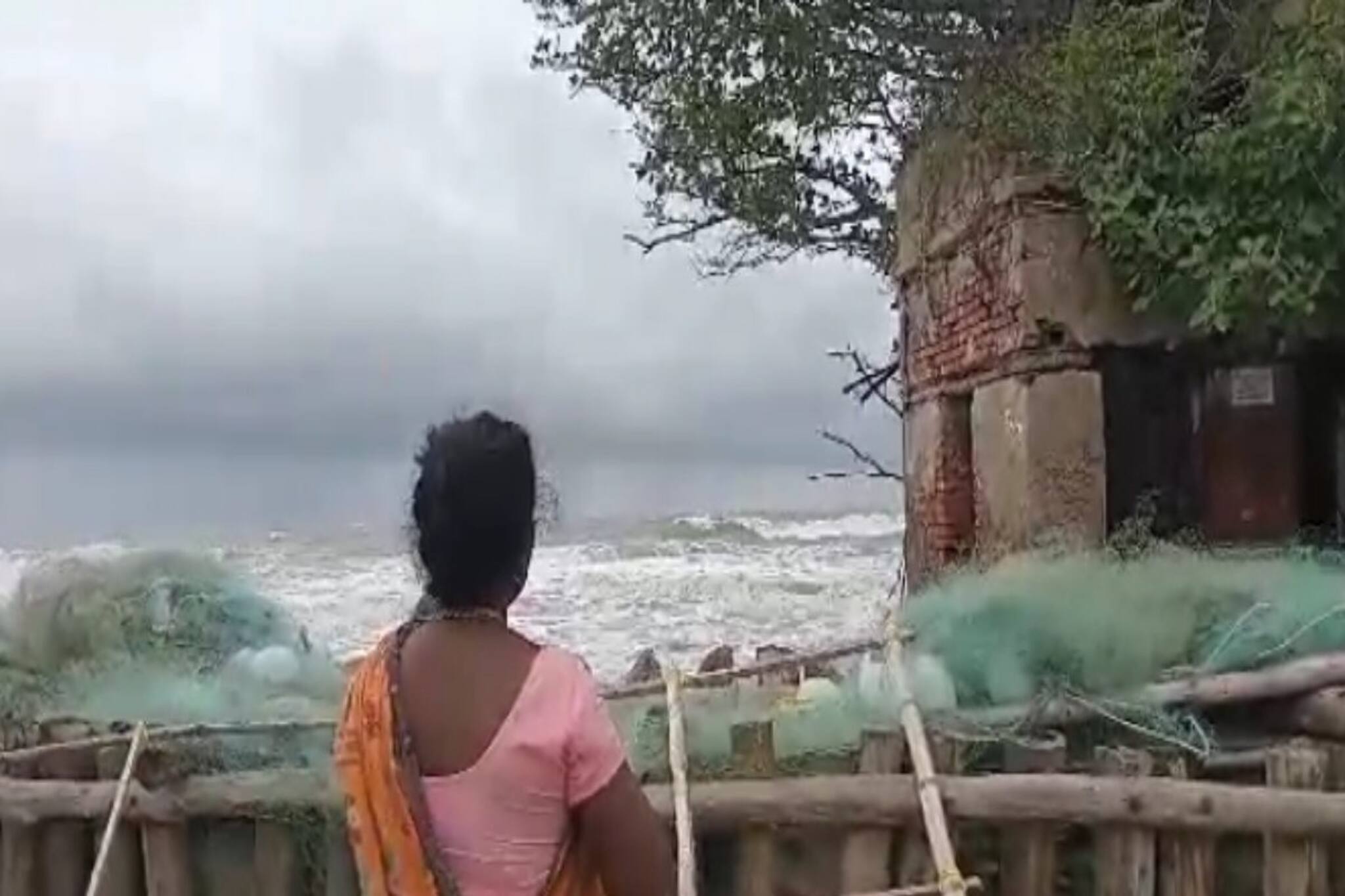 ফুঁসছে নদী, ভরা কোটালে প্রবল জলোচ্ছ্বাস, ভয়াবহ পরিস্থিতিতে আতঙ্কে গ্রামবাসীরা