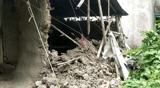 ভেঙে পড়ল বাড়ি