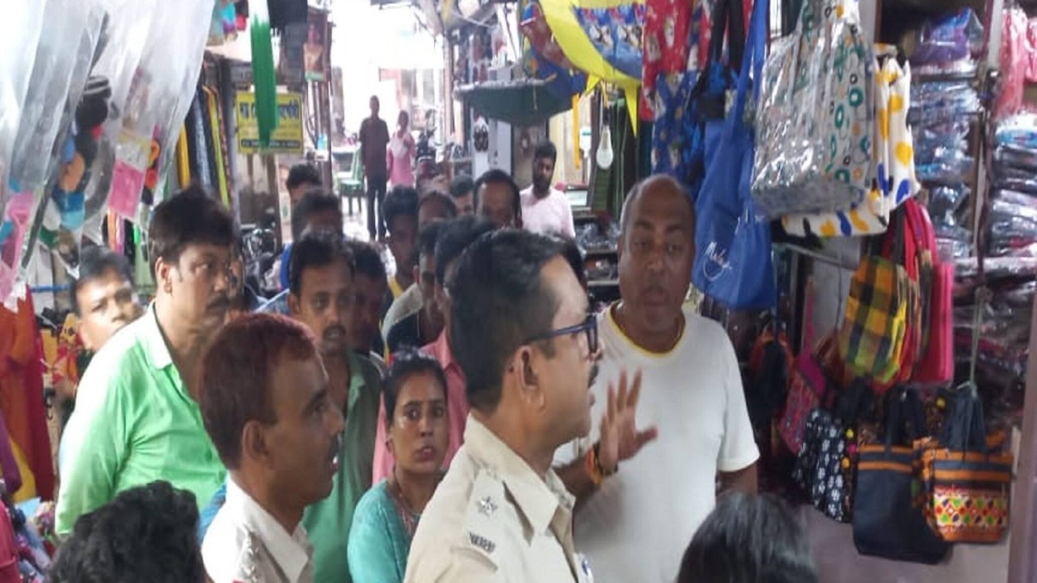 Fake Bags: আসলের নামে বিক্রি হচ্ছিল নকল ব্যাগ ! বর্ধমানে অভিযান পুলিশের দুর্নীতি দমন শাখার