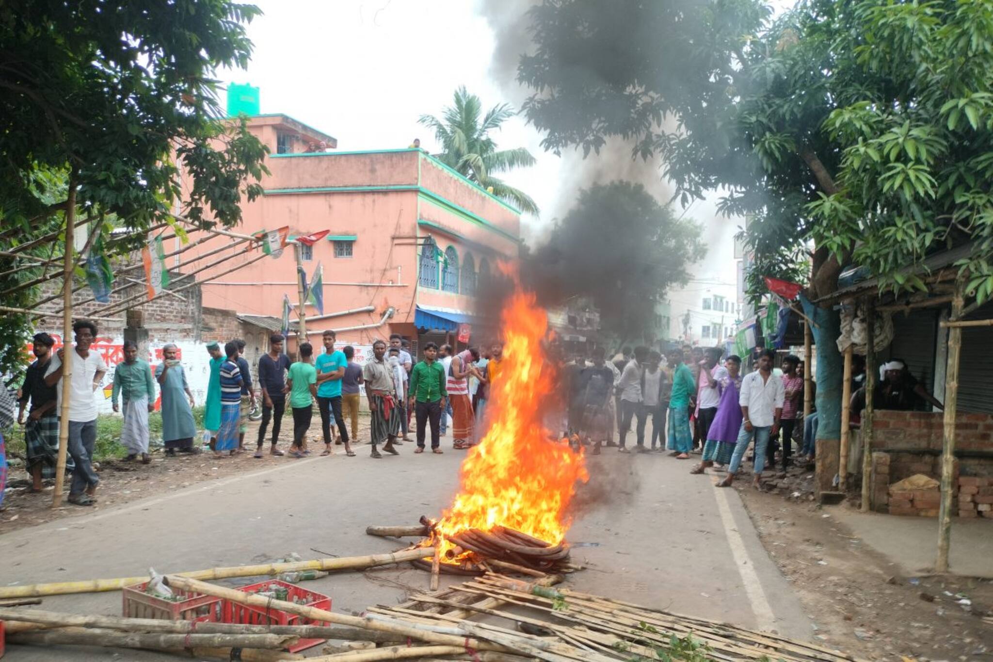 বোর্ড গঠন ঘিরে উত্তপ্ত ফুরফুরাশরীফ, ইটবৃষ্টি-কাঁদানে গ্যাসের শেলে ত্রস্ত এলাকা