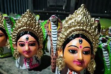 অভাবকে সঙ্গী করেই মনসার পটশিল্পকে বাঁচিয়ে রেখেছেন মৃৎশিল্পী বাচ্চু পাল
