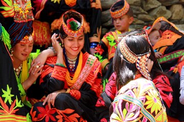 এখানে ইচ্ছে মতো স্বামী বদল করে মেয়েরা! অন্যের স্ত্রীকে চুরি করাও সম্মানের! এখানে ইচ্ছে মতো স্বামী বদল করে মেয়েরা! অন্যের স্ত্রীকে চুরি করাও সম্মানের!