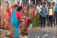 এ কী ভয়ঙ্কর রূপ এলাকার মহিলাদের! চাঞ্চল্য এলাকায়