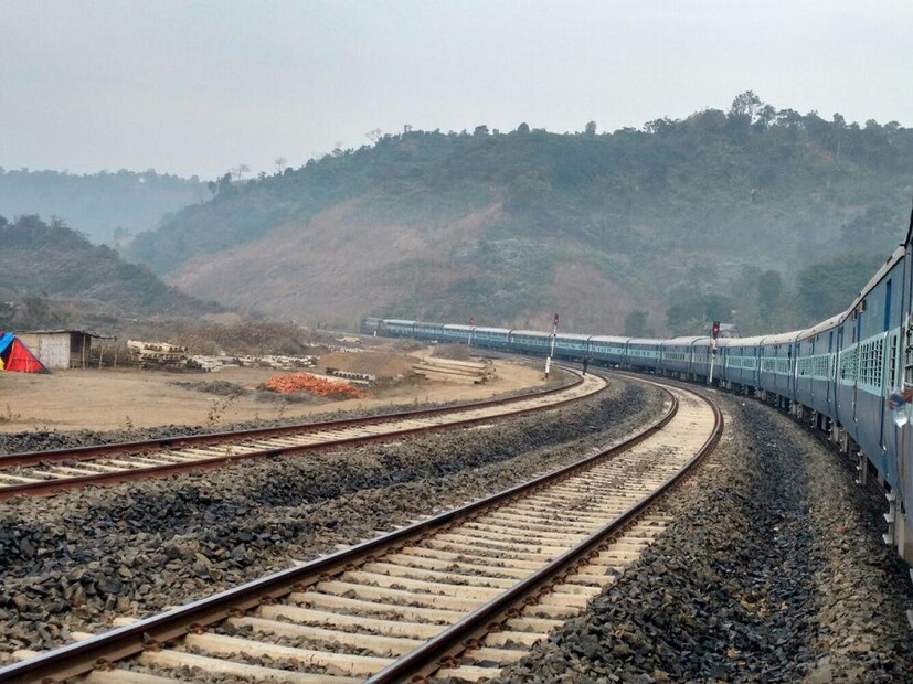 ভারতীয় রেলের ক্ষুদ্রতম রেলপথ অবস্থিত মহারাষ্ট্রে। ছোট দৈর্ঘ্যের রেলপথ রয়েছে নাগপুর ও অজনি স্টেশনের মধ্যে। ট্রেন ছাড়ার ৯ মিনিটের মধ্যে পৌঁছে যাওয়া যায় গন্তব্যে।photo source collected 