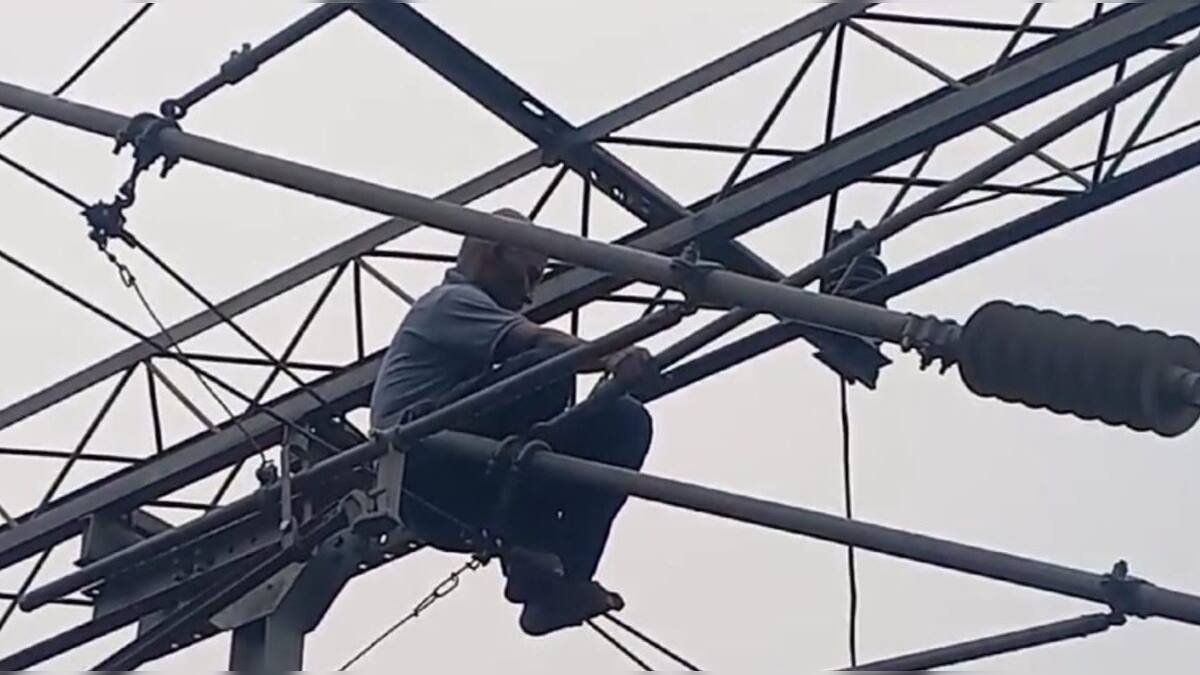 Disbalanced a mental disbalanced man hike on railway electric pole | এ কী কাণ্ড! কে ...