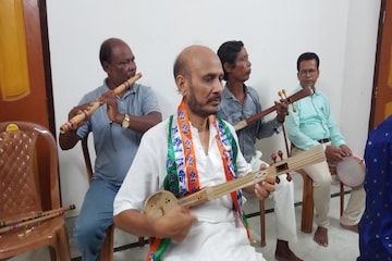 বন্ধুকে