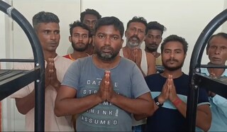 ভিডিও বার্তায় হাত জোড় করে দেশে ফেরানোর অনুরোধ জানাচ্ছেন যুবকেরা