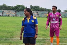 ছেলেদের ভিড়ে তিনি একা মহিলা, দাপটে সামলালেন সবটা, কলকাতা ফুটবল নজিরবিহীন ঘটনা