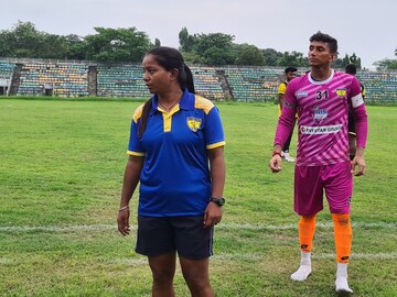 ছেলেদের ভিড়ে তিনি একা মহিলা, দাপটে সামলালেন সবটা, কলকাতা ফুটবল নজিরবিহীন ঘটনা