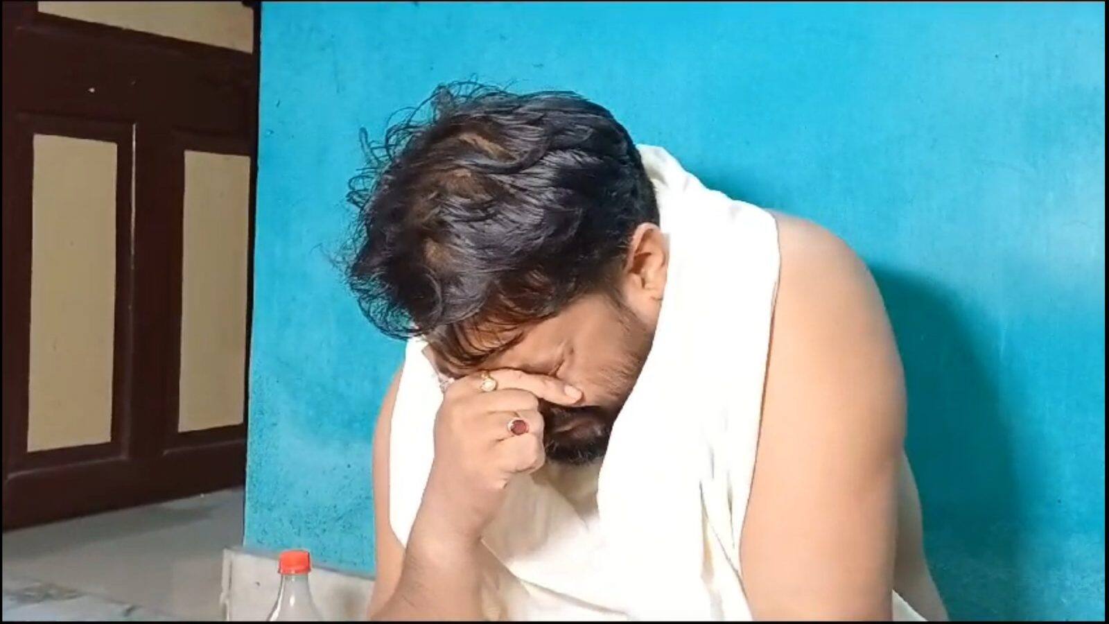 শোকস্তব্ধ ছেলে