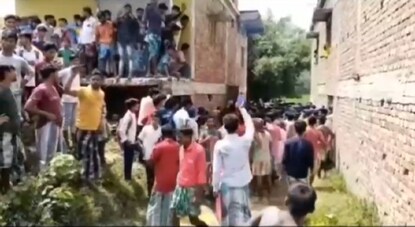 এলাকায় উত্তেজিত জনতার ভিড় এলাকায় উত্তেজিত জনতার ভিড়