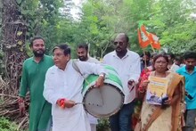 'শুনুন, শুনুন...' ২০০ টাকা জন্য ঢাক বাজাচ্ছেন মন্ত্রী! আসল ঘটনায় চোখ কপালে উঠবে