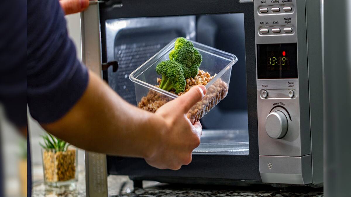 Microwave Oven মাইক্রোওয়েভে খাবার গরম করে খাচ্ছেন? এই নিয়ম জানেন তো