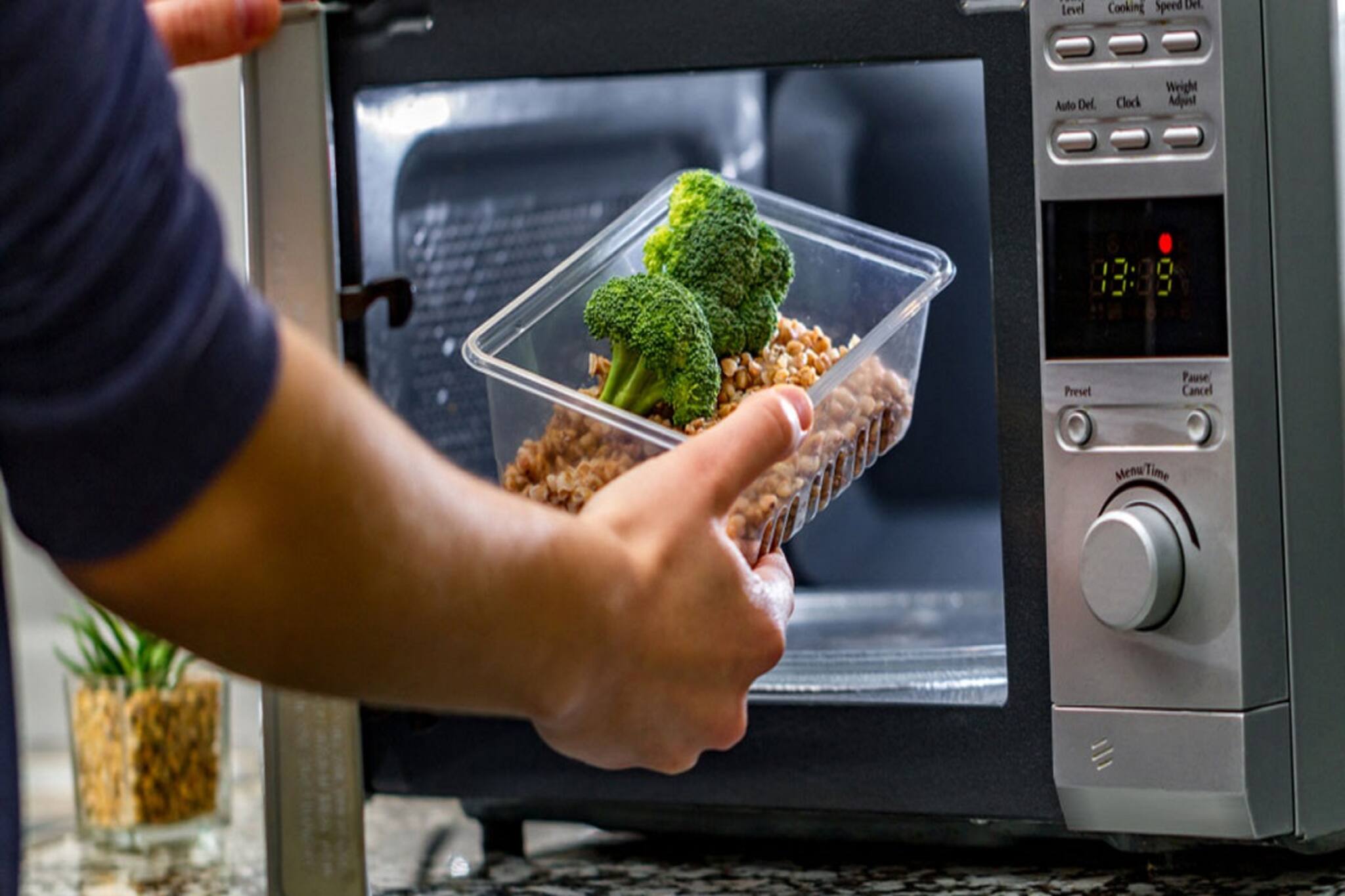 Microwave Oven: মাইক্রোওয়েভে খাবার গরম করে খাচ্ছেন? এই নিয়ম জানেন তো! না হলেই শরীরের সর্বনাশ!