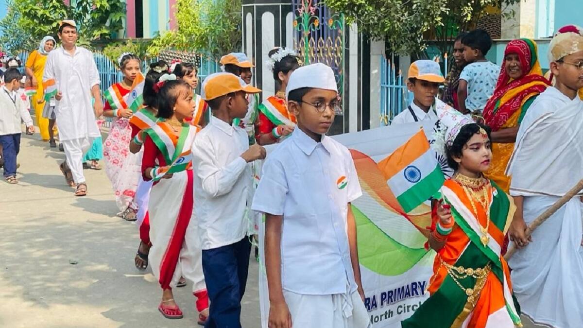 পড়ুয়াদের মধ্যে কেউ সেজেছিল গান্ধিজি আবার কেউ ক্ষুদিরাম। এছাড়াও দেশের অন্যান্য বীর বিপ্লবীদের মতোও সেজেছিল অনেকে।