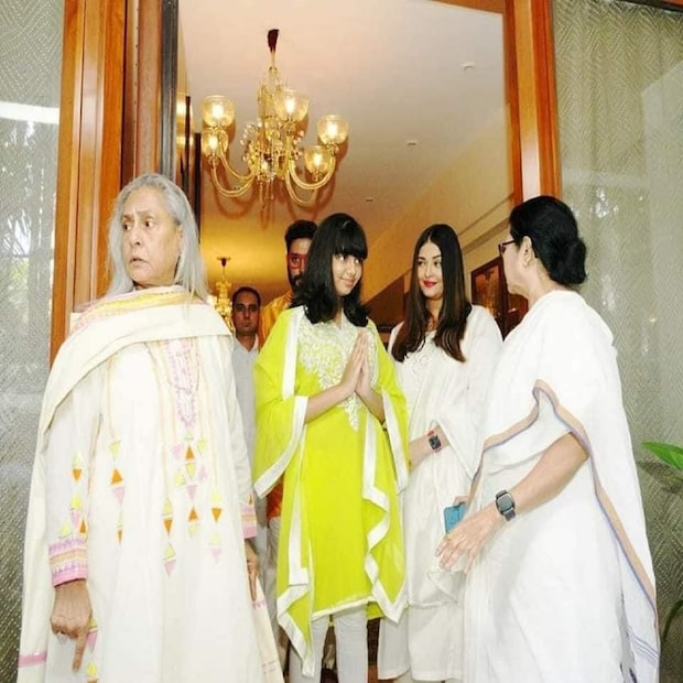 বৃহস্পতিবার বিরোধী জোট ইন্ডিয়ার নেতারা ফের একবার বৈঠকে বসতে চলেছেন। সেই বৈঠকে থাকবেন বাংলার মুখ্যমন্ত্রী। জলসায় মমতা বলেন, 'আমরা সবাই এক। আমরা INDIA পরিবারের সদস্য। আমরা দেশকে বাঁচাব।'