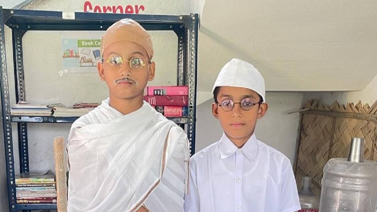 মায়াপুর বামনপুকুর প্রাথমিক বিদ্যালয়ের স্বাধীনতা দিবসের অনুষ্ঠানে প্রধান শিক্ষক হিরণ শেখের পাশাপাশি হাজির ছিলেন অন্যান্য শিক্ষক-শিক্ষিকারা। এমনকি অভিভাবকরাও উৎসাহের সঙ্গে এই পদযাত্রায় যোগ দিয়েছিলেন।