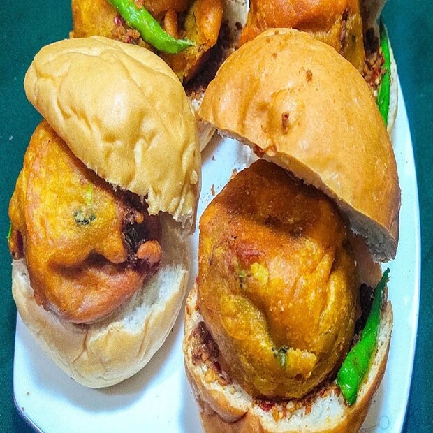 মুম্বইয়ের কারজাত স্টেশনের বড়া পাও ও চাটনি বিখ্যাত। (Disclaimer: এই প্রতিবেদনটি কেবলমাত্র সাধারণ তথ্যের জন্য, তাই বিস্তারিত জানতে হলে সর্বদা বিশেষজ্ঞের পরামর্শ নিন।)